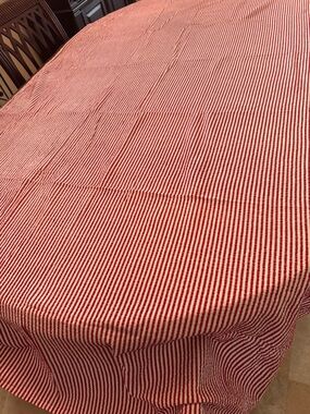 Tablecloth White & Red Stripes Nicole Miller 52x104